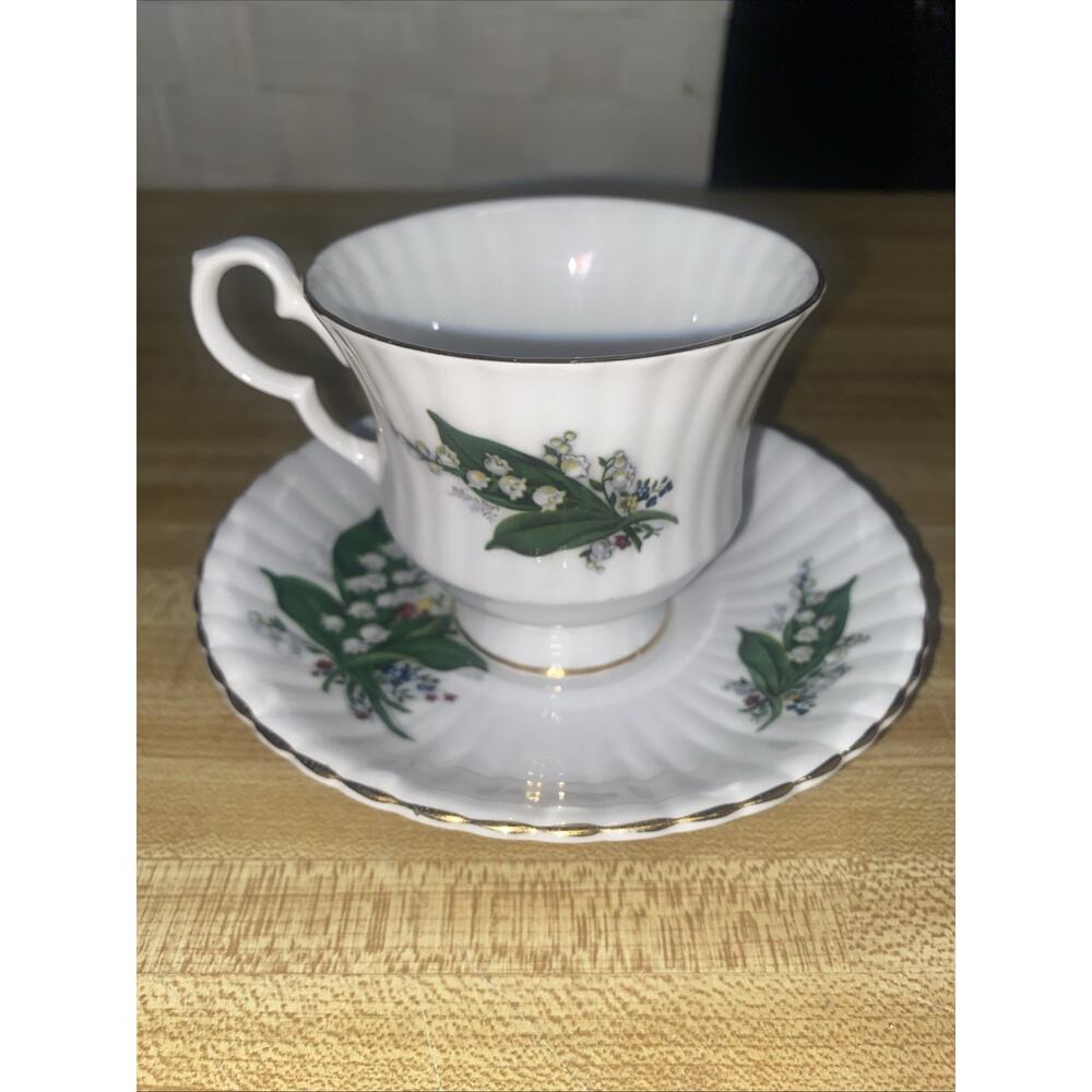 Royal Windsor Fine Bone China Tea Cup & Saucer Set 2577-12 Lily Of The Valley